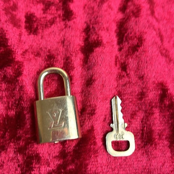 Louis Vuitton LV Lock And Key. Also included is a up cycle Keychain - Picture 4 of 8